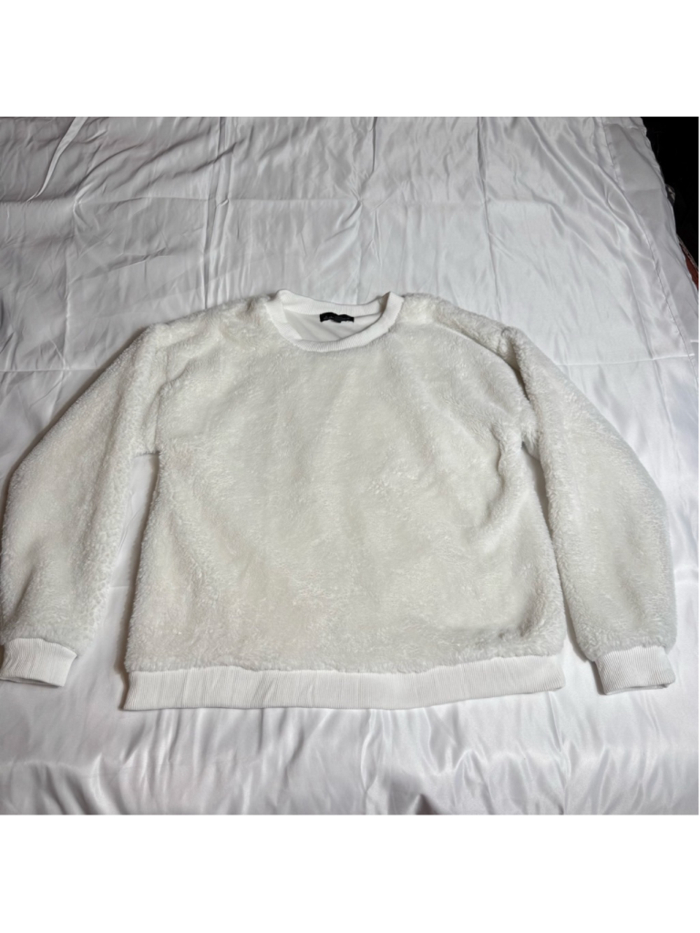 Women's Alison Andrews White Faux Fur Crew Neck Sweater L